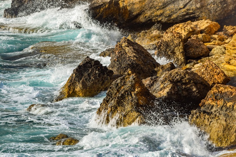Comme l'eau réduit les roché en poussière, la pratique enleve les vritti