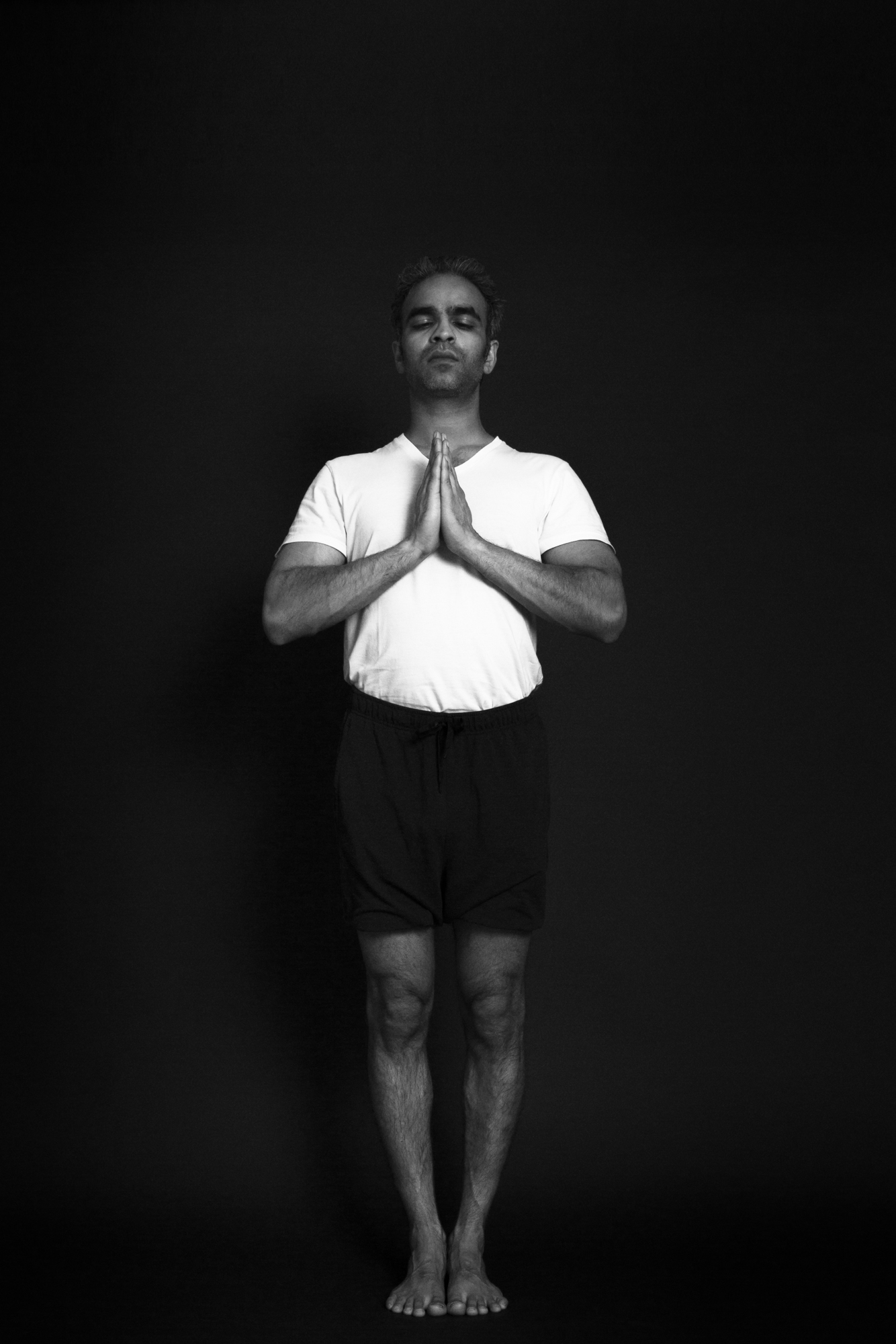 posture de la montagne pour la santé du genou